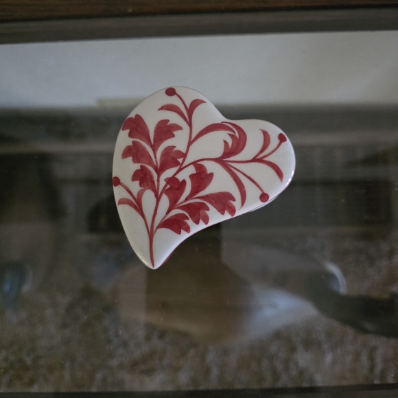 Andrea by Sadek porcelain heart jewelry box. - Picture 2 of 8